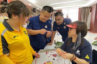 一起哈啤？泰勒-斯威夫特现场干完一杯啤酒